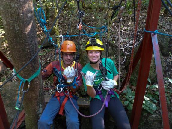 Com o Chico, prontos para iniciar o rapel para o fundo do Abismo de Anhumas, em Bonito, no Mato Grosso do Sul